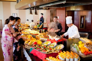 今ならまだ間に合う夏休み家族旅行♪ 夏季バイキング！牛ステーキ・お造り・天ぷらなどが食べ放題♪