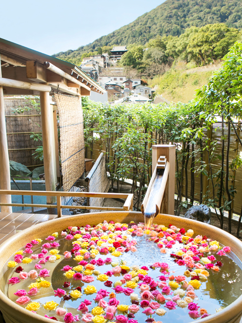 女性露天風呂（華風呂）★薔薇の香りに包まれ優雅な時間をお過ごしください